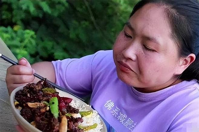 Thánh mukbang 33 tuổi trông già như 60 sau 3 năm ăn thùng uống vại-7