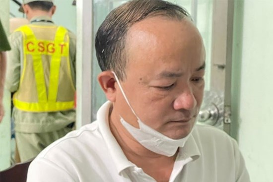 Bắt tạm giam người đàn ông đập bể kính ô tô, bắt tài xế quỳ xin lỗi