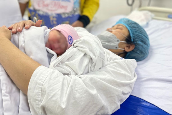 Lao động nữ sinh con được tăng trợ cấp thai sản-1