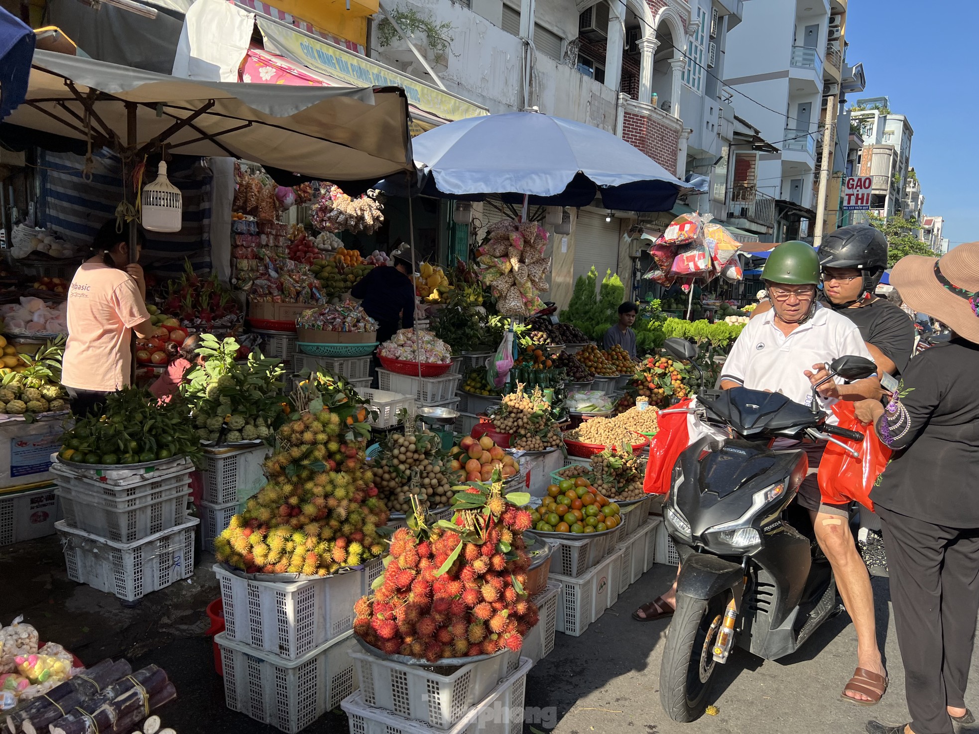 Tiểu thương TPHCM mỏi mắt ngóng khách dịp Rằm tháng 7-2