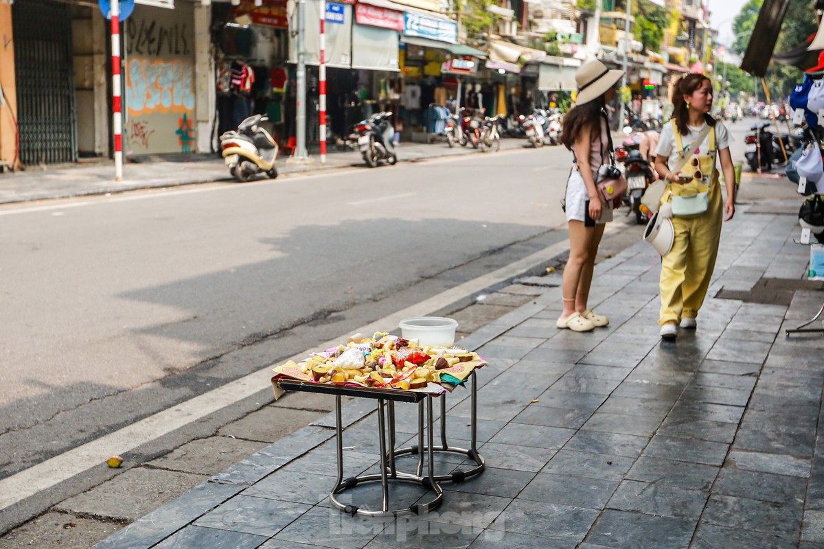 Phố cổ Hà Thành đỏ lửa, nghi ngút khói đốt vàng mã cúng Rằm tháng bảy-1