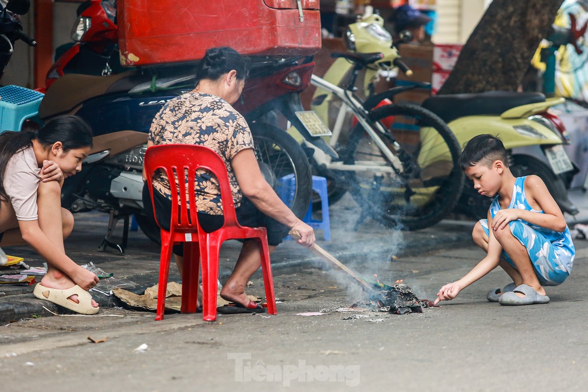 Phố cổ Hà Thành đỏ lửa, nghi ngút khói đốt vàng mã cúng Rằm tháng bảy-11