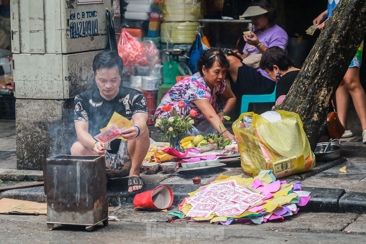 Phố cổ Hà Thành đỏ lửa, nghi ngút khói đốt vàng mã cúng Rằm tháng bảy-12