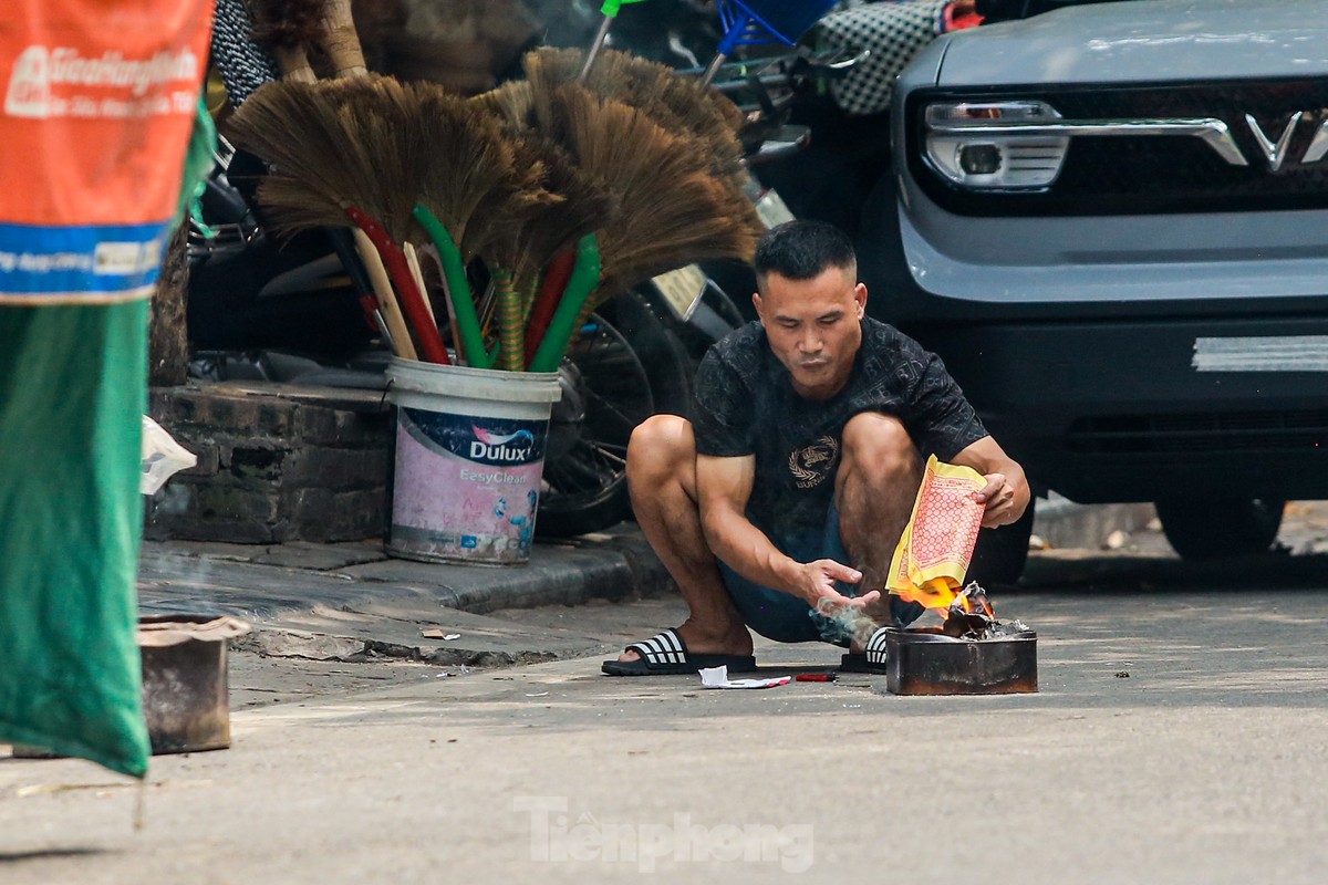 Phố cổ Hà Thành đỏ lửa, nghi ngút khói đốt vàng mã cúng Rằm tháng bảy-13