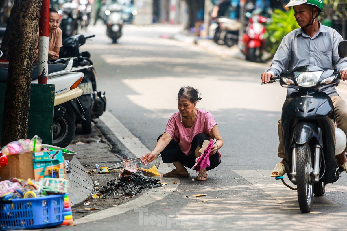 Phố cổ Hà Thành đỏ lửa, nghi ngút khói đốt vàng mã cúng Rằm tháng bảy-14