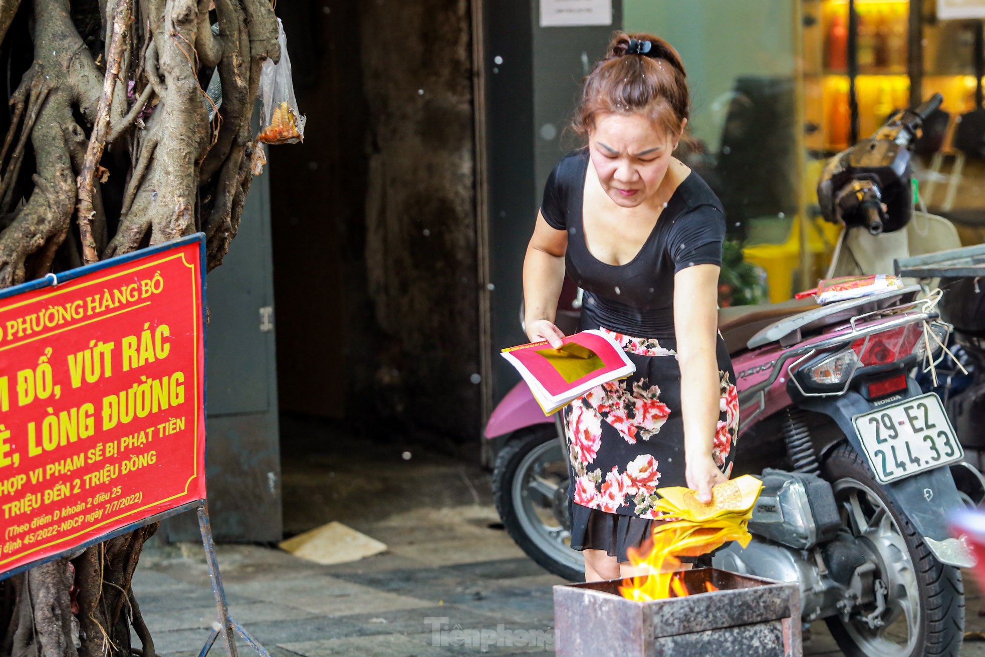 Phố cổ Hà Thành đỏ lửa, nghi ngút khói đốt vàng mã cúng Rằm tháng bảy-15