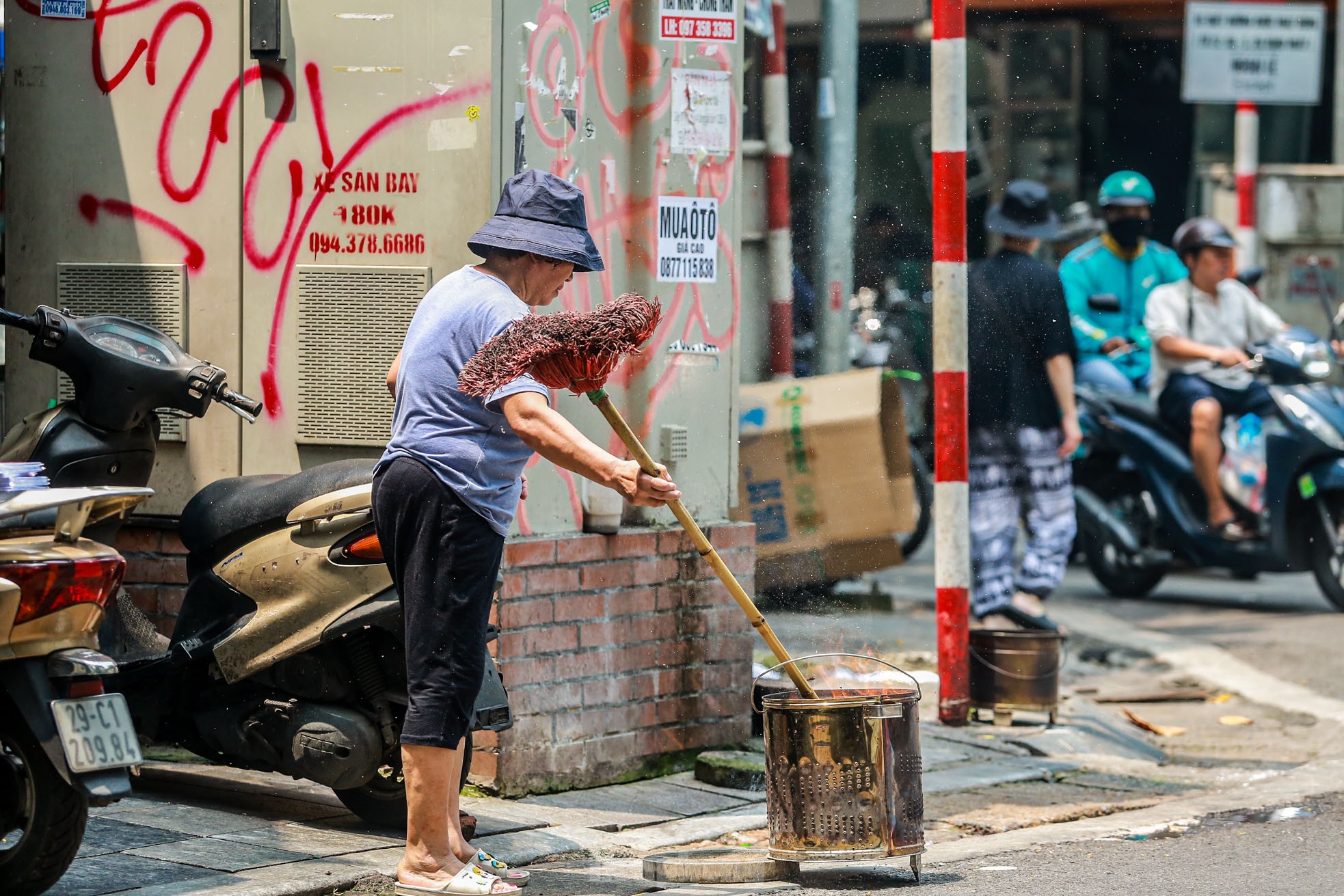 Phố cổ Hà Thành đỏ lửa, nghi ngút khói đốt vàng mã cúng Rằm tháng bảy-18