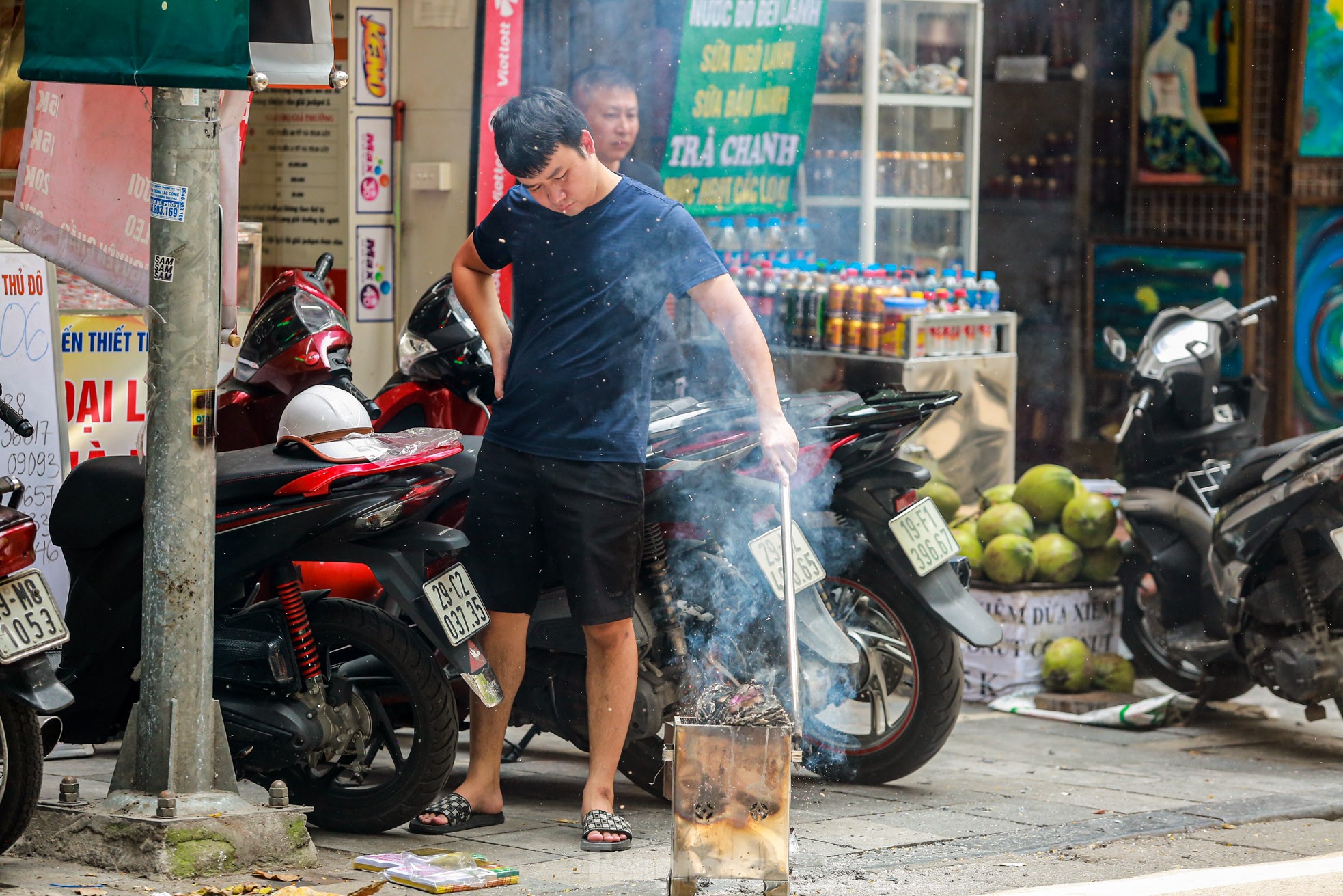 Phố cổ Hà Thành đỏ lửa, nghi ngút khói đốt vàng mã cúng Rằm tháng bảy-17