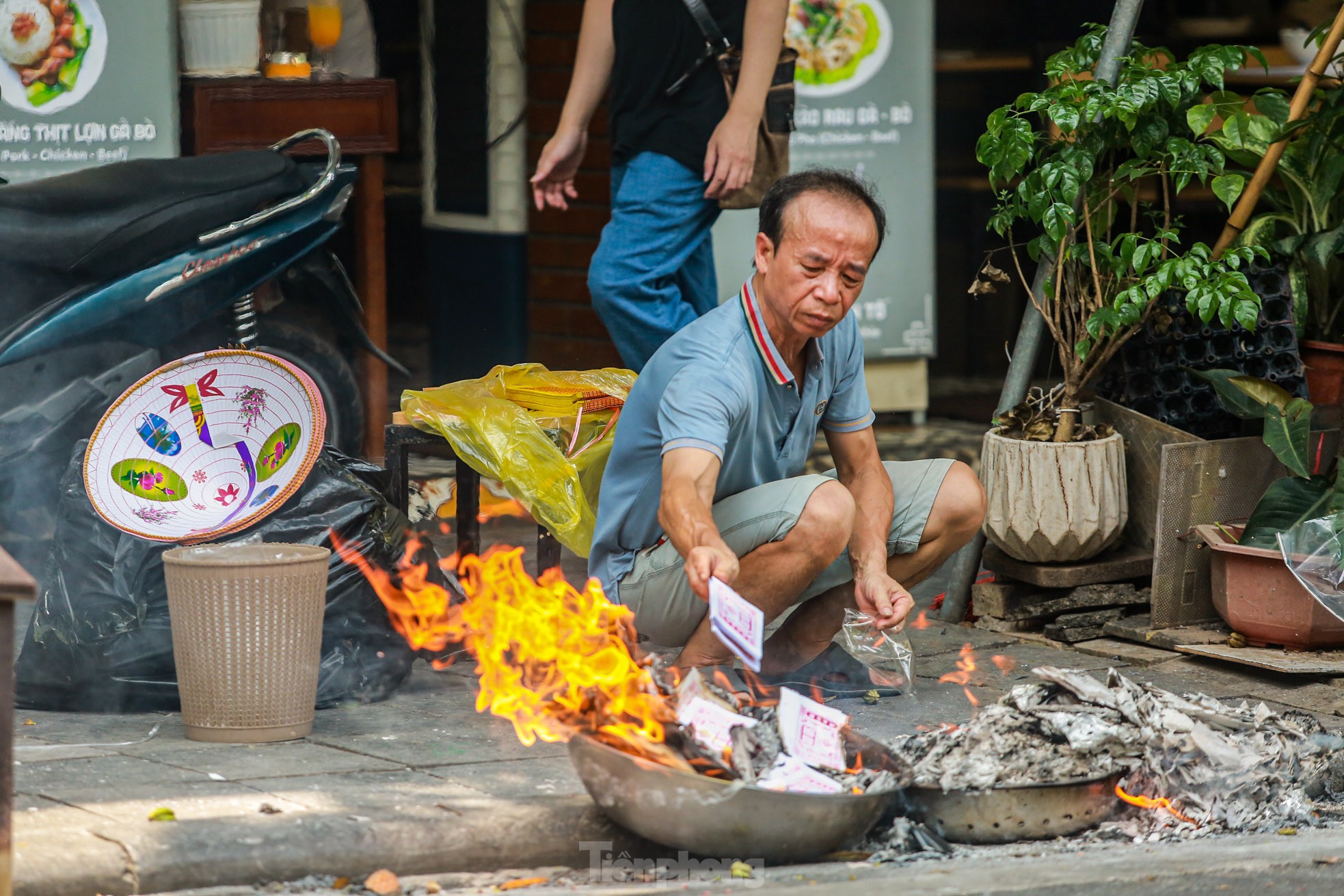 Phố cổ Hà Thành đỏ lửa, nghi ngút khói đốt vàng mã cúng Rằm tháng bảy-20