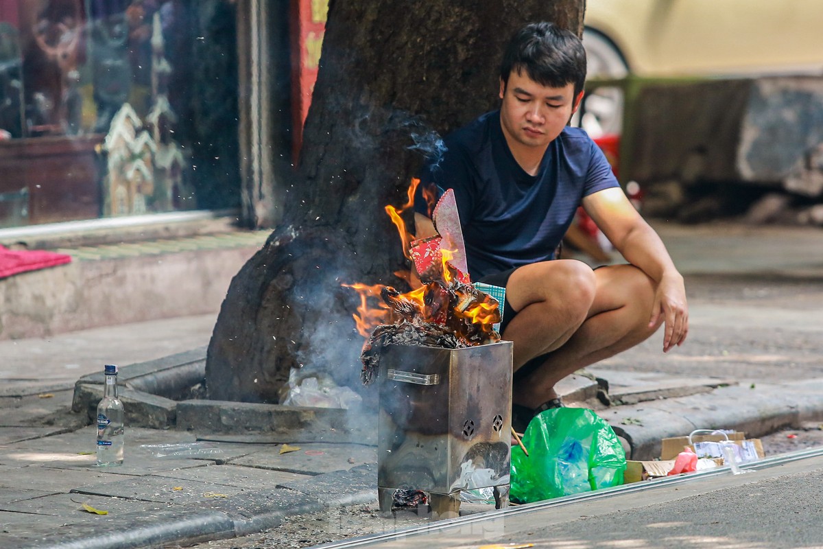 Phố cổ Hà Thành đỏ lửa, nghi ngút khói đốt vàng mã cúng Rằm tháng bảy-7