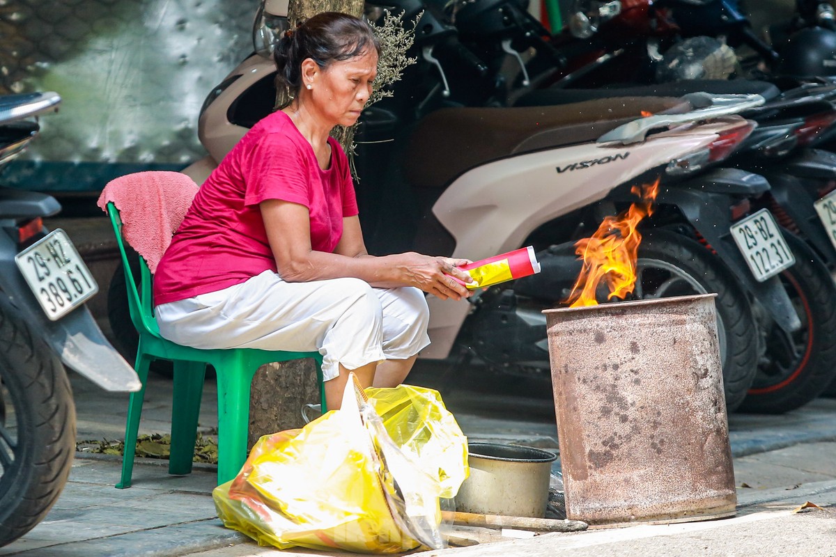 Phố cổ Hà Thành đỏ lửa, nghi ngút khói đốt vàng mã cúng Rằm tháng bảy-9