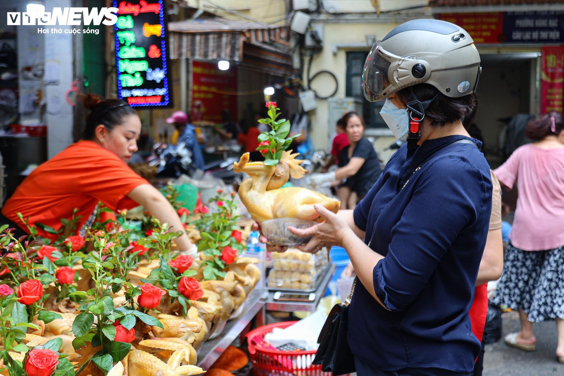 Chợ nhà giàu Hà Nội đỏ lửa xuyên đêm nấu cỗ phục vụ khách rằm tháng 7-5