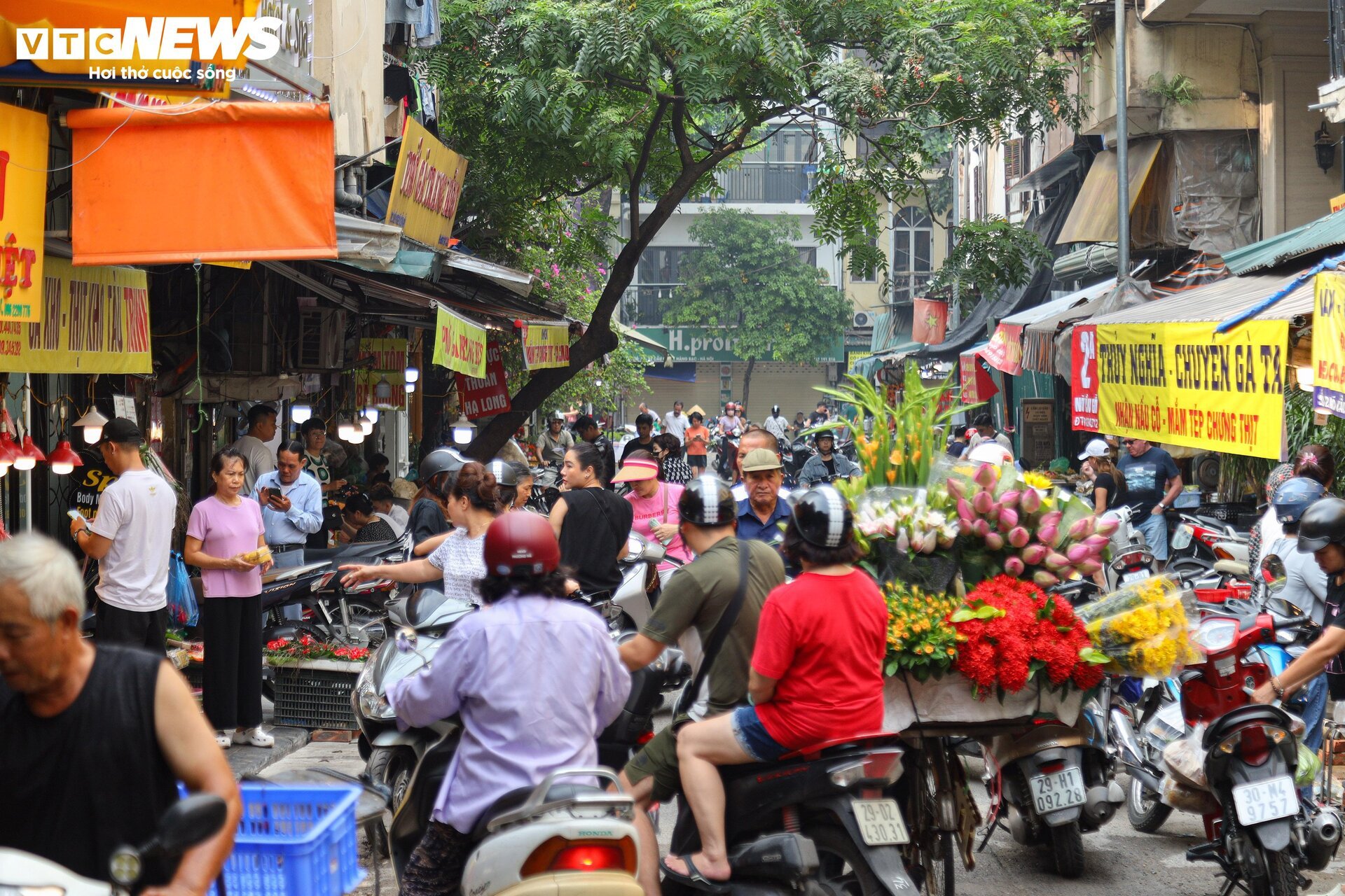 Chợ nhà giàu Hà Nội đỏ lửa xuyên đêm nấu cỗ phục vụ khách rằm tháng 7-1