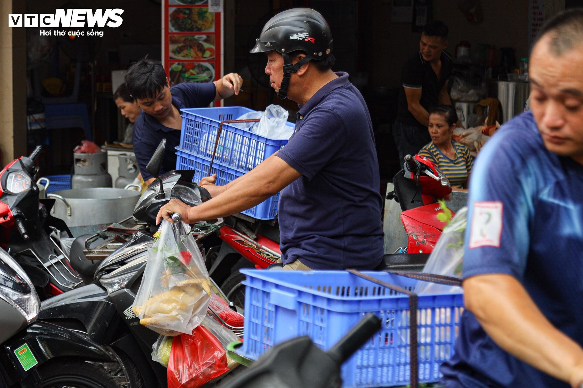 Chợ nhà giàu Hà Nội đỏ lửa xuyên đêm nấu cỗ phục vụ khách rằm tháng 7-21