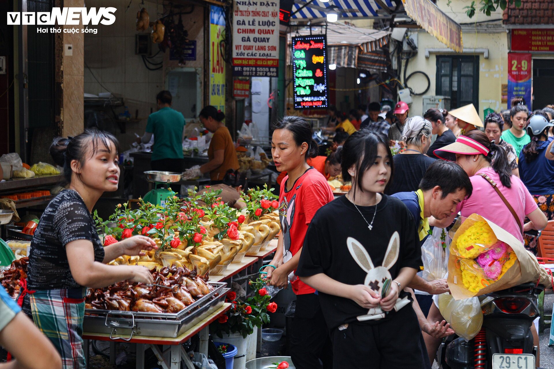 Chợ nhà giàu Hà Nội đỏ lửa xuyên đêm nấu cỗ phục vụ khách rằm tháng 7-2