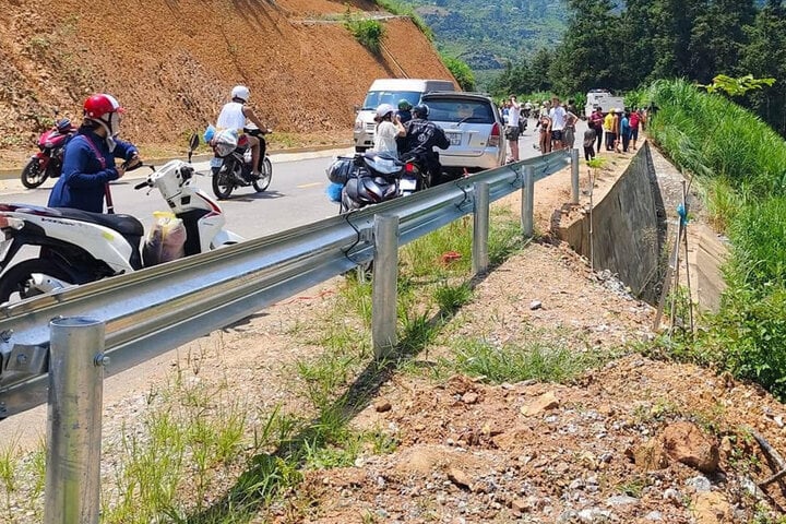 Ô tô lao xuống vực bốc cháy, 2 người thương vong ở Hà Giang-1