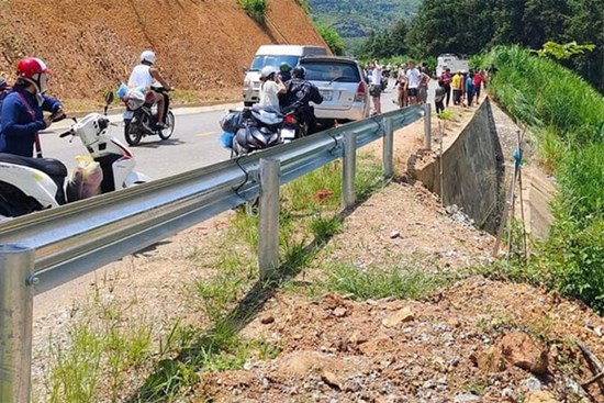 Ô tô lao xuống vực bốc cháy, 2 người thương vong ở Hà Giang