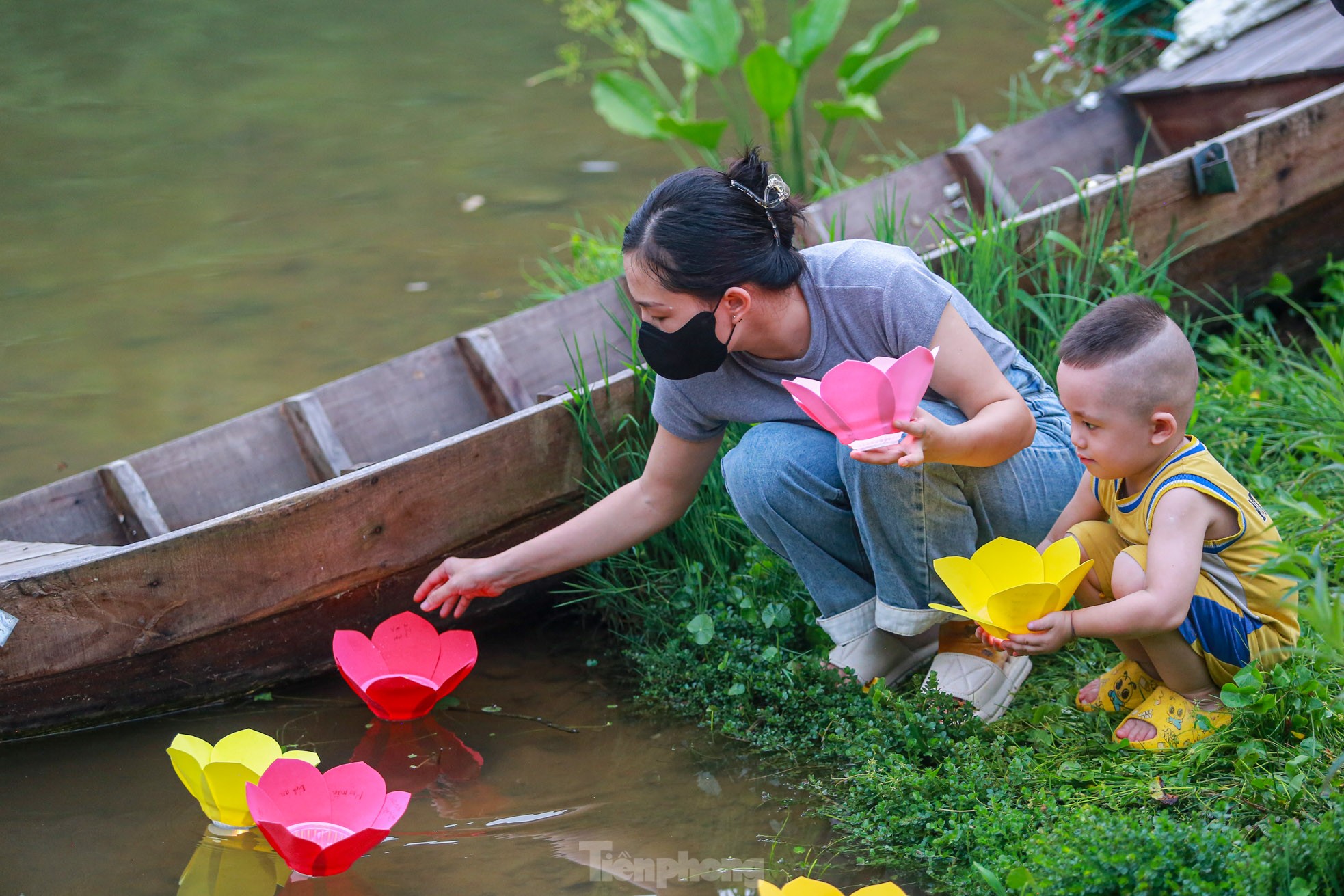 Người dân Thủ đô thả hoa đăng mùa Vu Lan báo hiếu-8