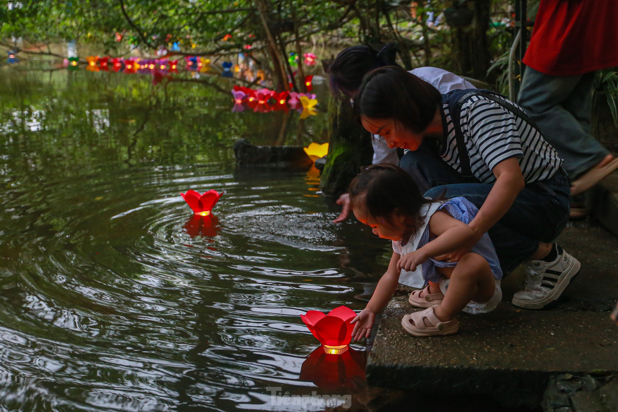 Người dân Thủ đô thả hoa đăng mùa Vu Lan báo hiếu-13