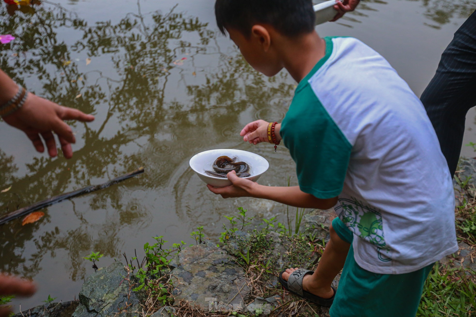 Người dân Thủ đô thả hoa đăng mùa Vu Lan báo hiếu-14