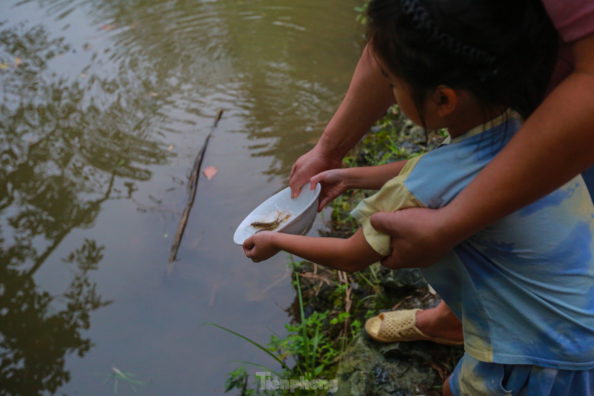 Người dân Thủ đô thả hoa đăng mùa Vu Lan báo hiếu-15