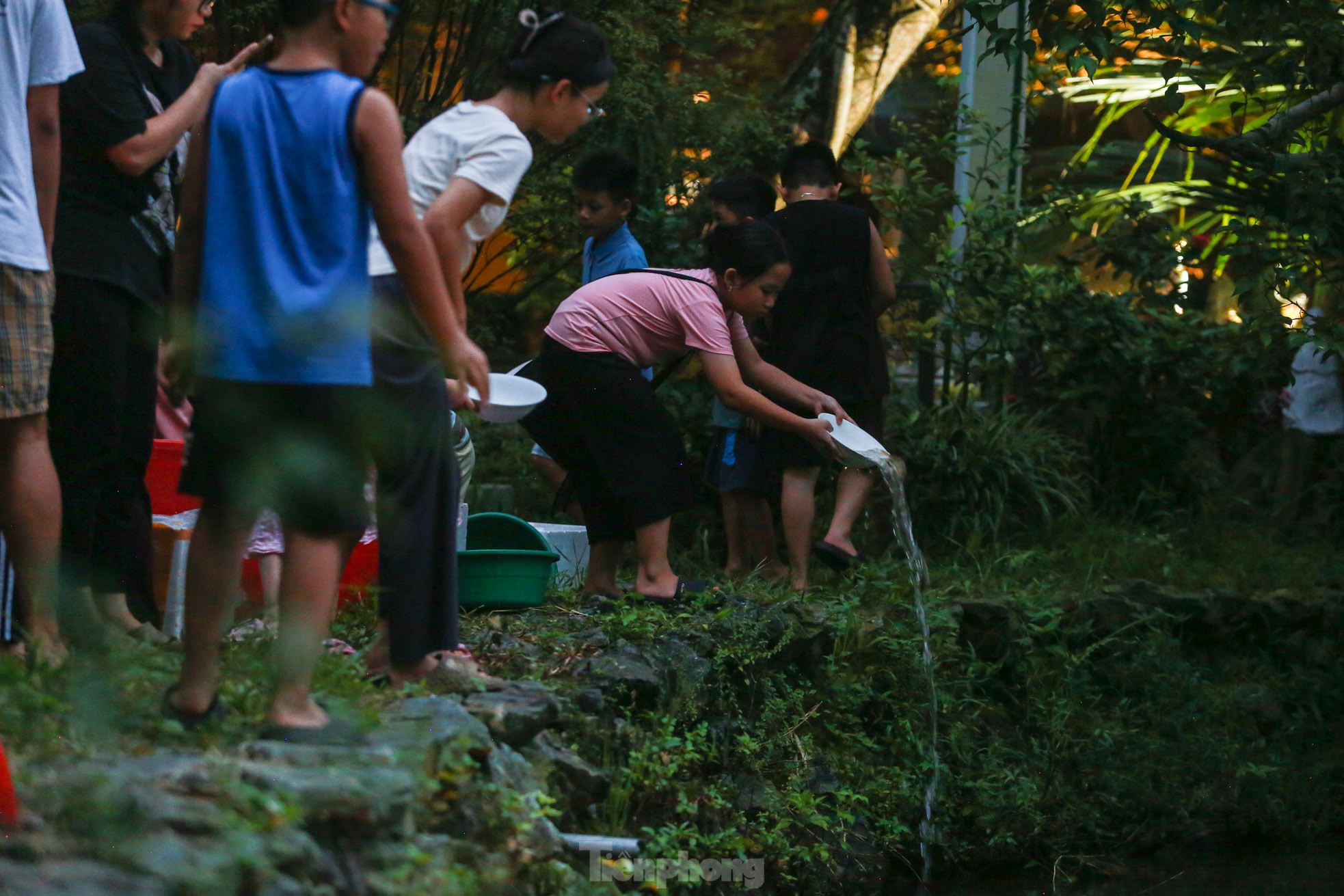 Người dân Thủ đô thả hoa đăng mùa Vu Lan báo hiếu-16