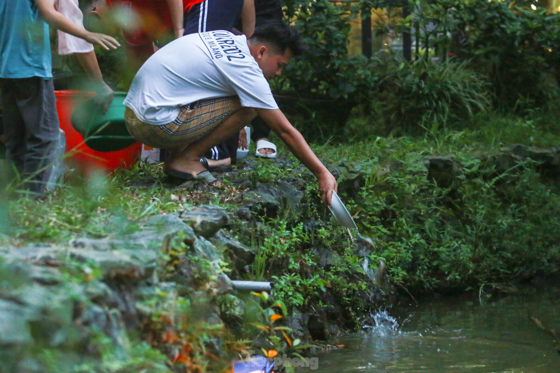 Người dân Thủ đô thả hoa đăng mùa Vu Lan báo hiếu-17