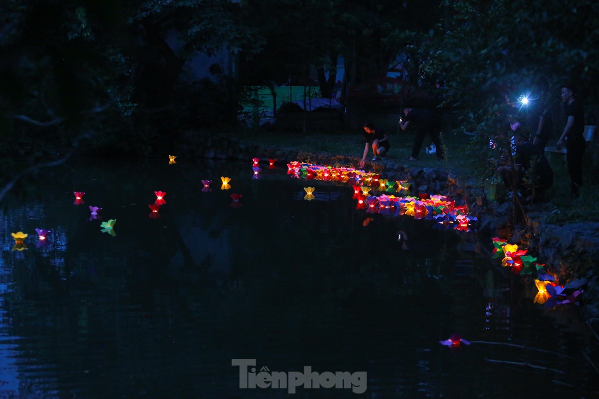 Người dân Thủ đô thả hoa đăng mùa Vu Lan báo hiếu-22