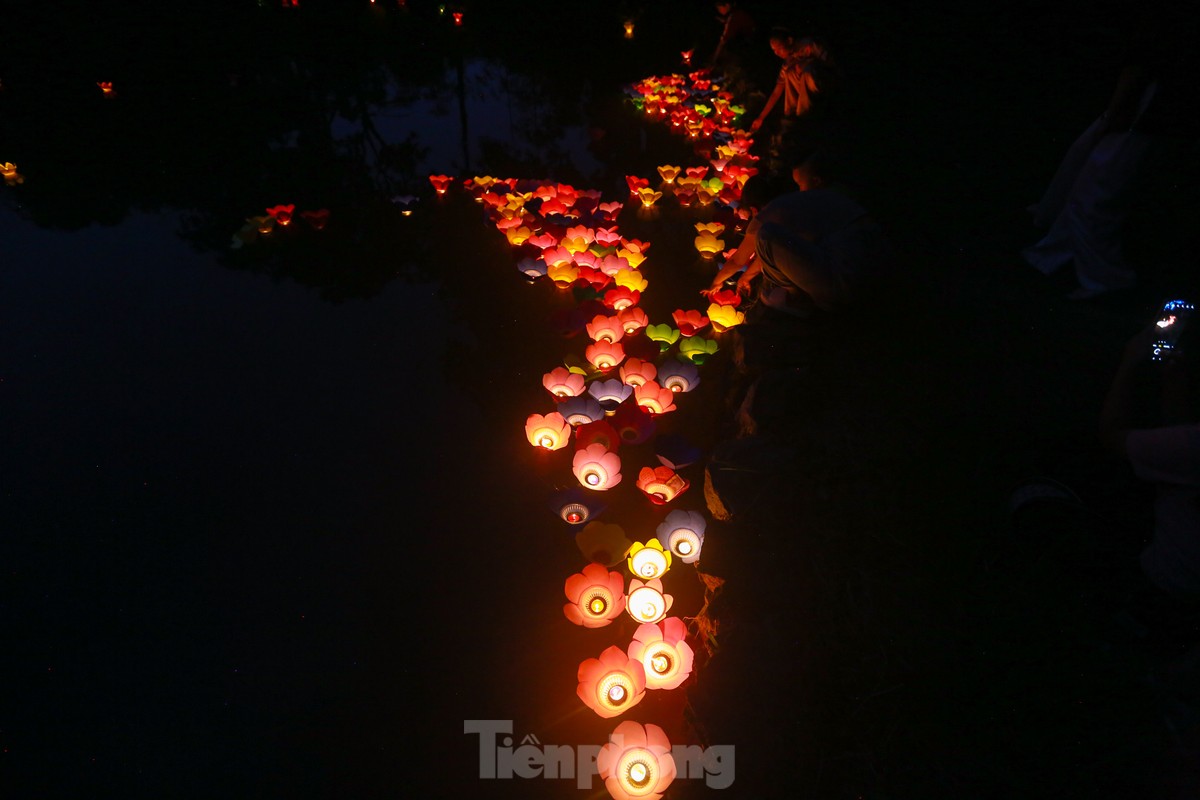 Người dân Thủ đô thả hoa đăng mùa Vu Lan báo hiếu-29