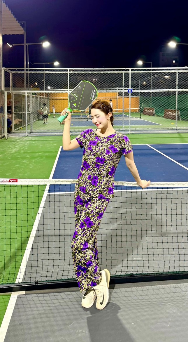 Mặc quần áo như các bà, các mẹ đi chơi Pickleball, Quỳnh Kool, Quỳnh Nga bị chê thách thức dư luận-2