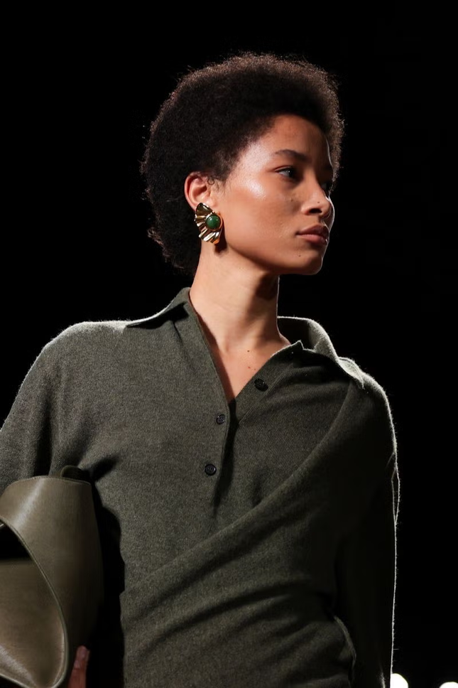 Cập nhật những xu hướng trang sức đỉnh nóc, kịch trần từ sàn diễn mùa Thu-4