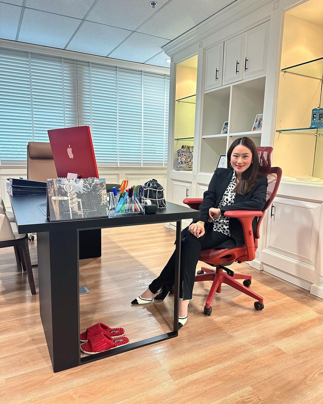 Phong cách sành điệu của nữ Thủ tướng Thái Lan nhậm chức ở tuổi 37-10