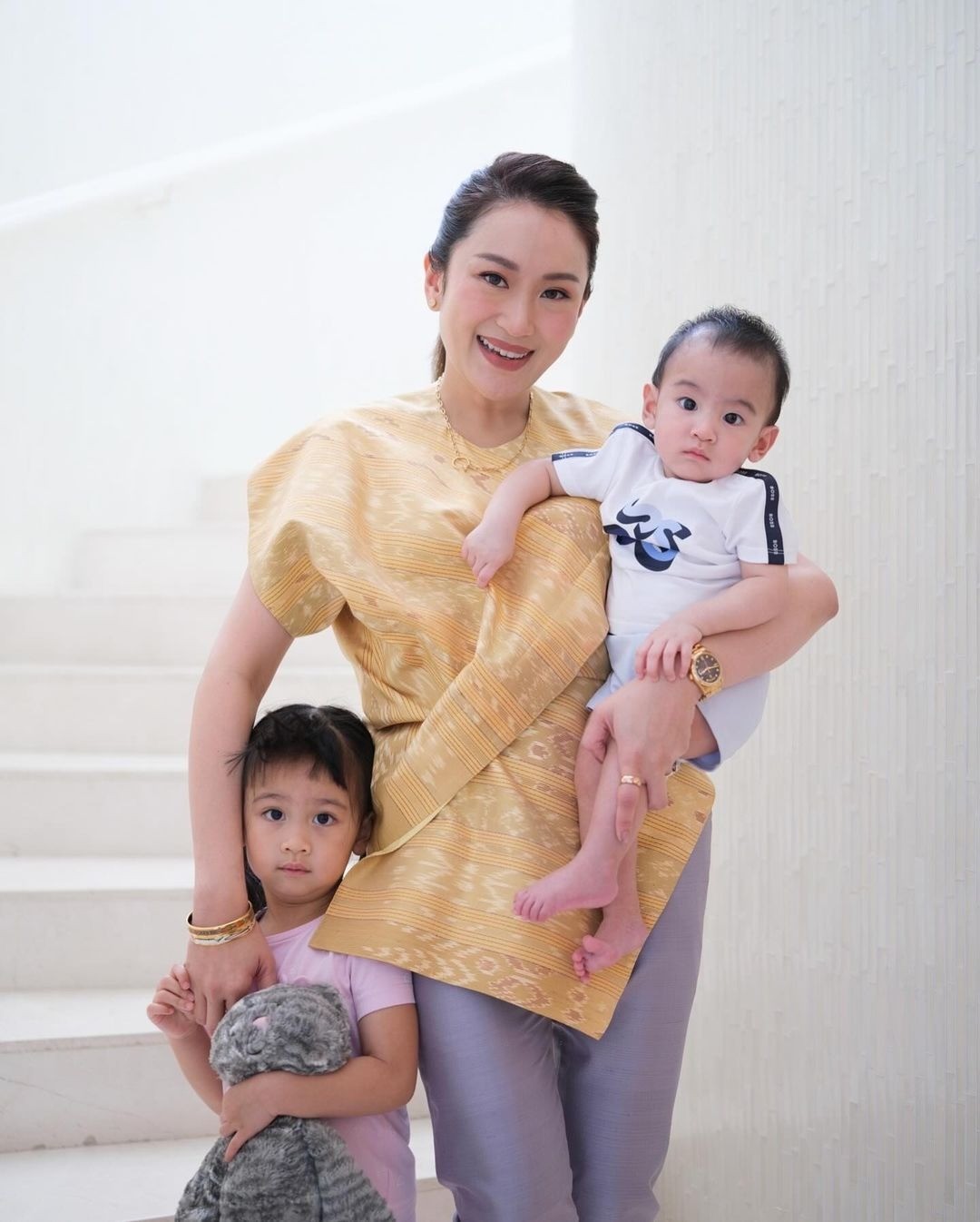 Phong cách sành điệu của nữ Thủ tướng Thái Lan nhậm chức ở tuổi 37-17