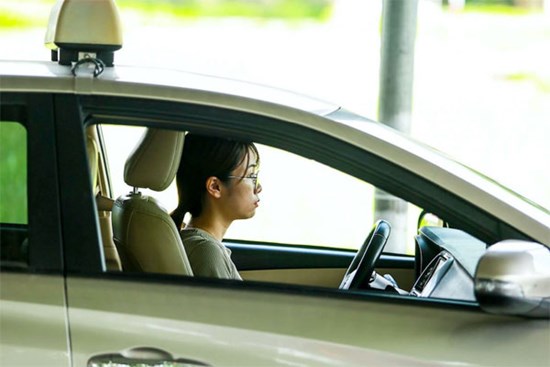 Học viên không đeo phù hiệu khi tập lái, đề xuất phạt giáo viên