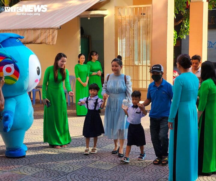 Học sinh lớp 1 tại TP.HCM tựu trường-1