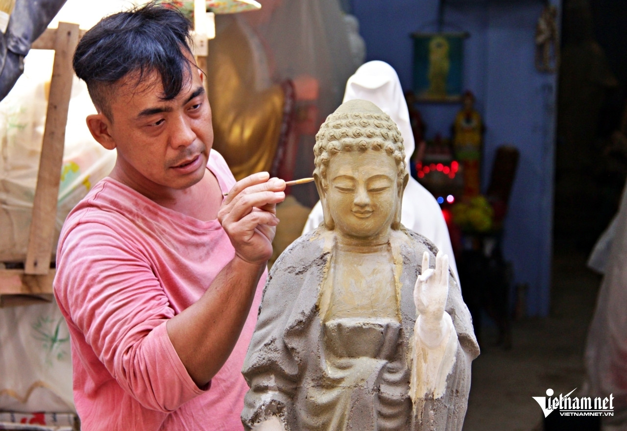 Độc đáo xóm nghề trăm tuổi ở TPHCM, nghệ nhân đọc kinh, niệm Phật khi làm-3