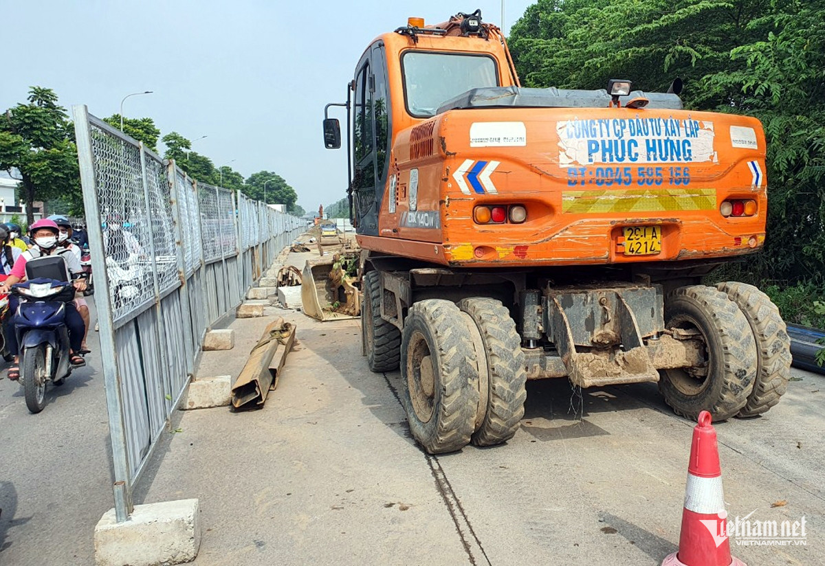 Đường gom Đại lộ Thăng Long tắc cứng ở khu vực đào đường lắp ống cấp nước-1