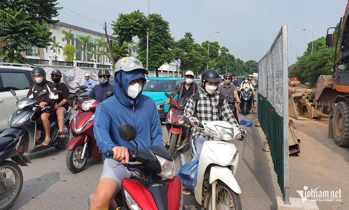 Đường gom Đại lộ Thăng Long tắc cứng ở khu vực đào đường lắp ống cấp nước-3