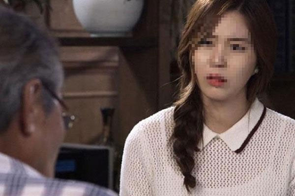 Đi lễ chùa, tôi bàng hoàng phát hiện bí mật động trời của người bố chồng đáng kính-1