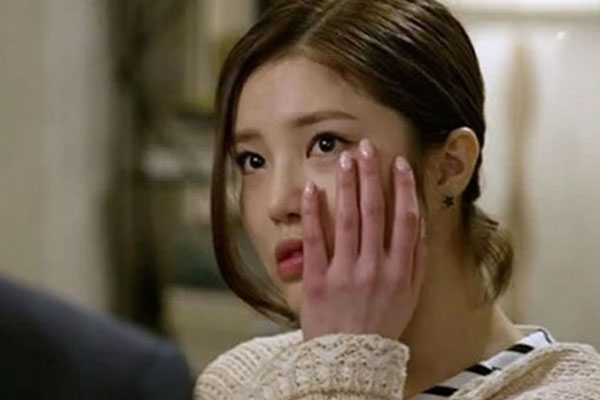 Giữa bữa cơm bị chồng vung cú tát, tôi về phòng lấy ra tờ giấy khiến anh ta phải cuống cuồng xin lỗi-1