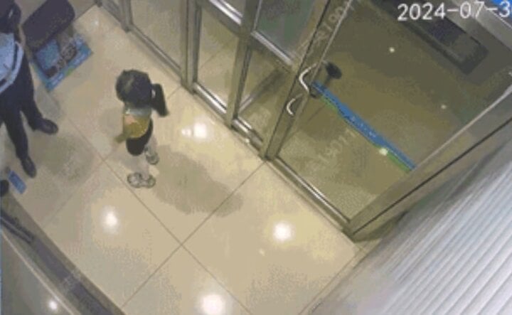 Máy ATM giúp bé gái lạc đường tìm thấy người thân-1