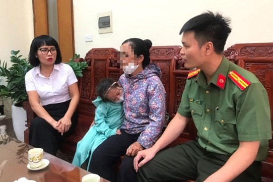 Bị kẻ xấu tung tin con trai dính đến vụ án ma túy, người mẹ định chuyển 130 triệu đồng để chứng minh con trong sạch