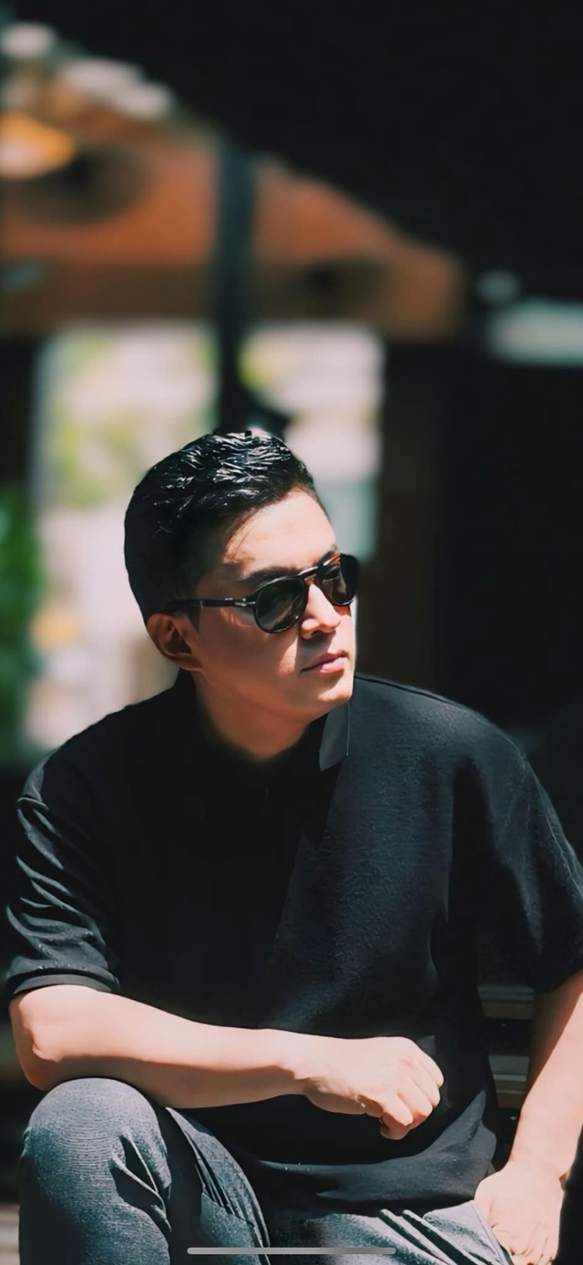 Hôn nhân đời thực bên vợ kém 17 tuổi của nam ca sĩ nổi tiếng Làn sóng xanh những năm 2000-2