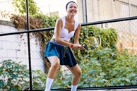 Chơi thể thao mặc mát mẻ là đúng, sao phải dè bỉu, chê bai cô gái pickleball?