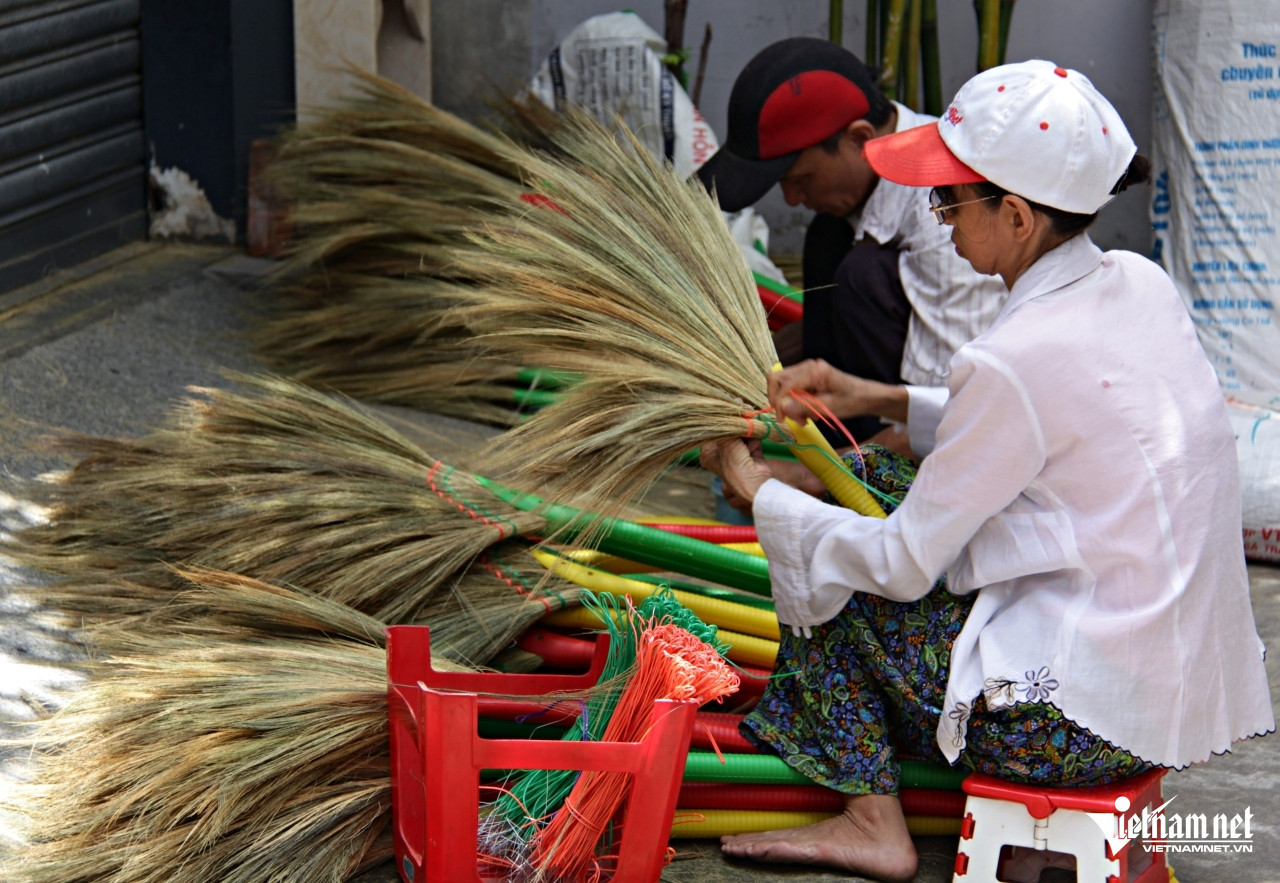 Xóm nghề ở TPHCM ‘chuộng’ người già, thợ trẻ nhất cũng ở tuổi U60-3