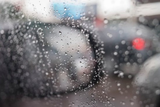 Mẹo đơn giản giúp cửa kính ô tô tránh bị đọng nước khi trời mưa