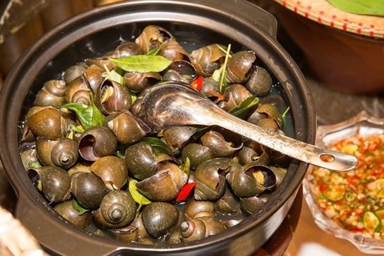 Luộc ốc mít ngon giòn xoắn lưỡi, thơm lừng không phải ai cũng biết