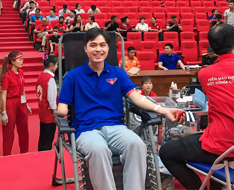 Chàng trai vẽ cờ Tổ quốc bằng chứng nhận hiến máu: Từng mặc cảm vì mất một tay-3