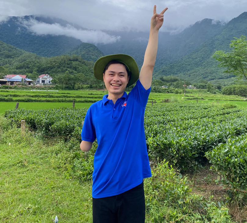 Chàng trai vẽ cờ Tổ quốc bằng chứng nhận hiến máu: Từng mặc cảm vì mất một tay-4