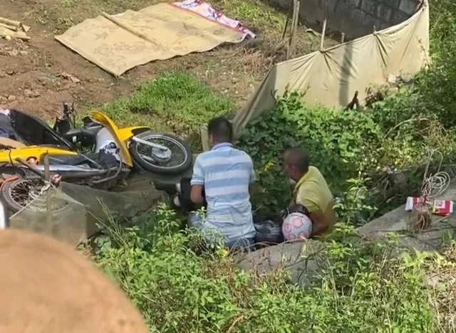 Phát hiện thi thể cô gái vẫn đội mũ bảo hiểm bên đường gom cao tốc ở Hưng Yên-1